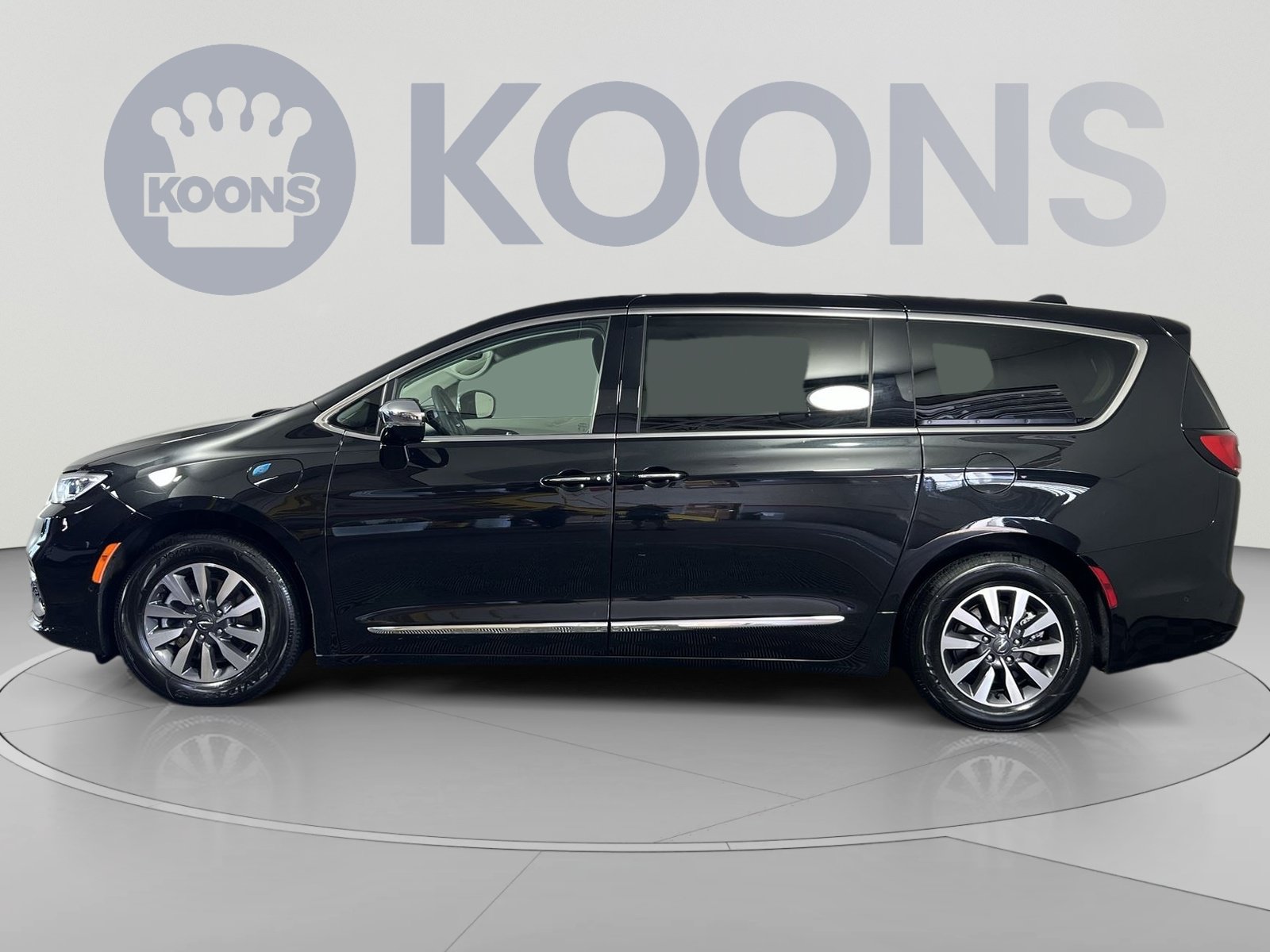 Used 2022 Chrysler Pacifica Limited w/ Uconnect Theater Family Group FWD image 7