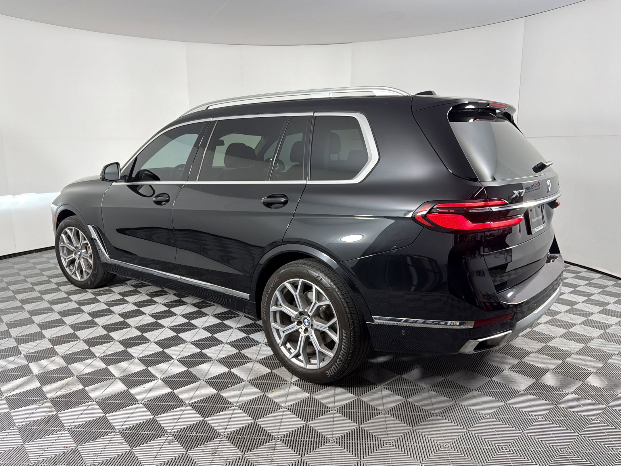 Used 2024 BMW X7 xDrive40i w/ Climate Comfort Package AWD/4WD image 3