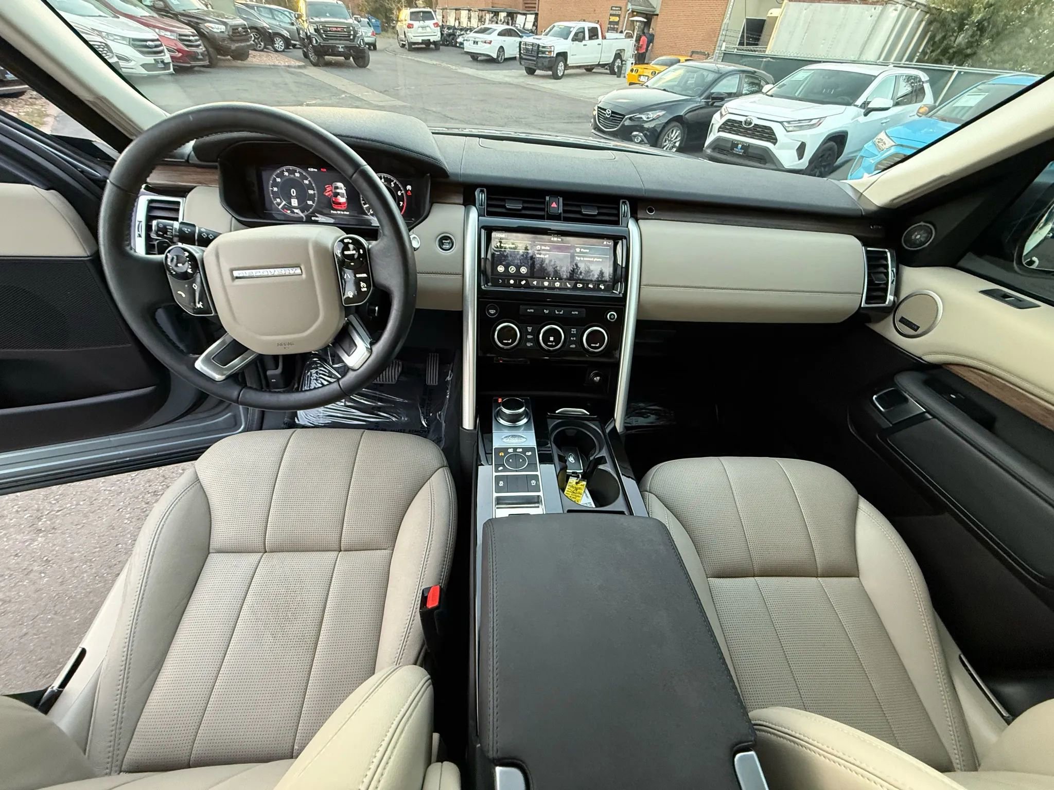 Used 2019 Land Rover Discovery HSE image 32