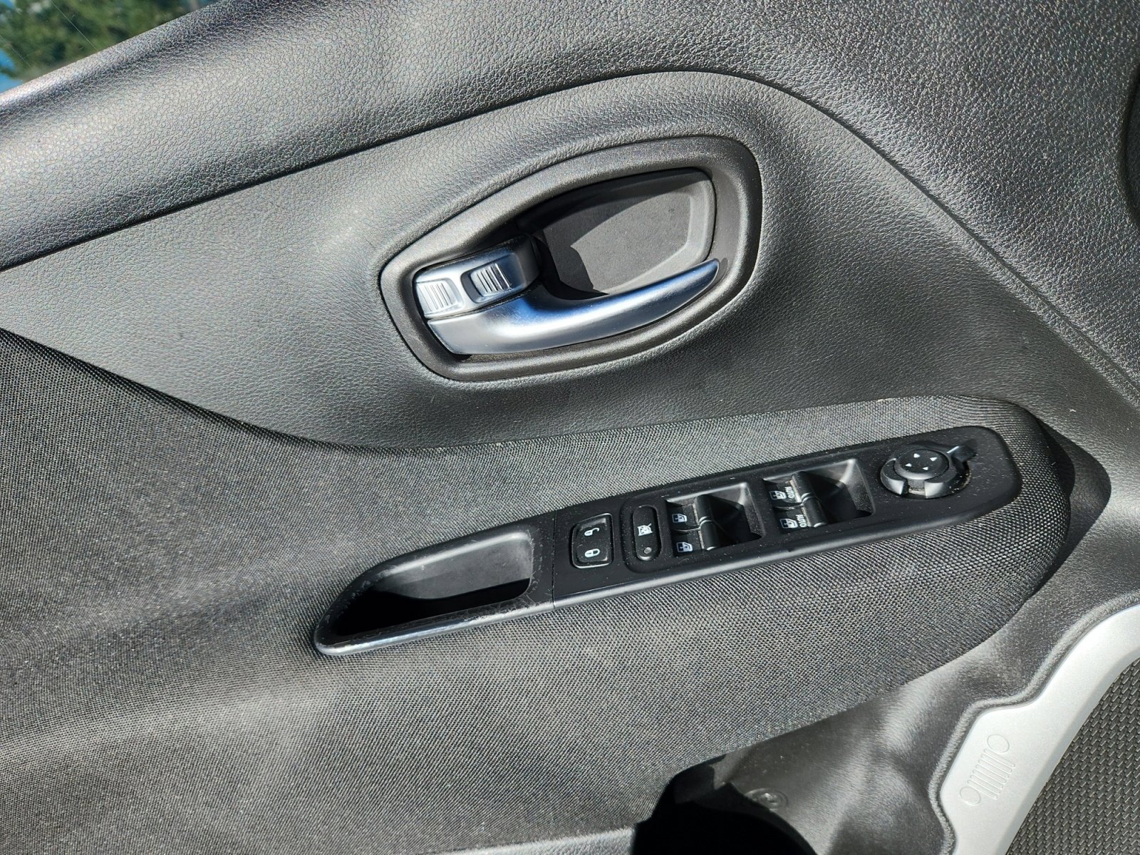 Used 2020 Jeep Renegade Latitude w/ Popular Equipment Group image 16