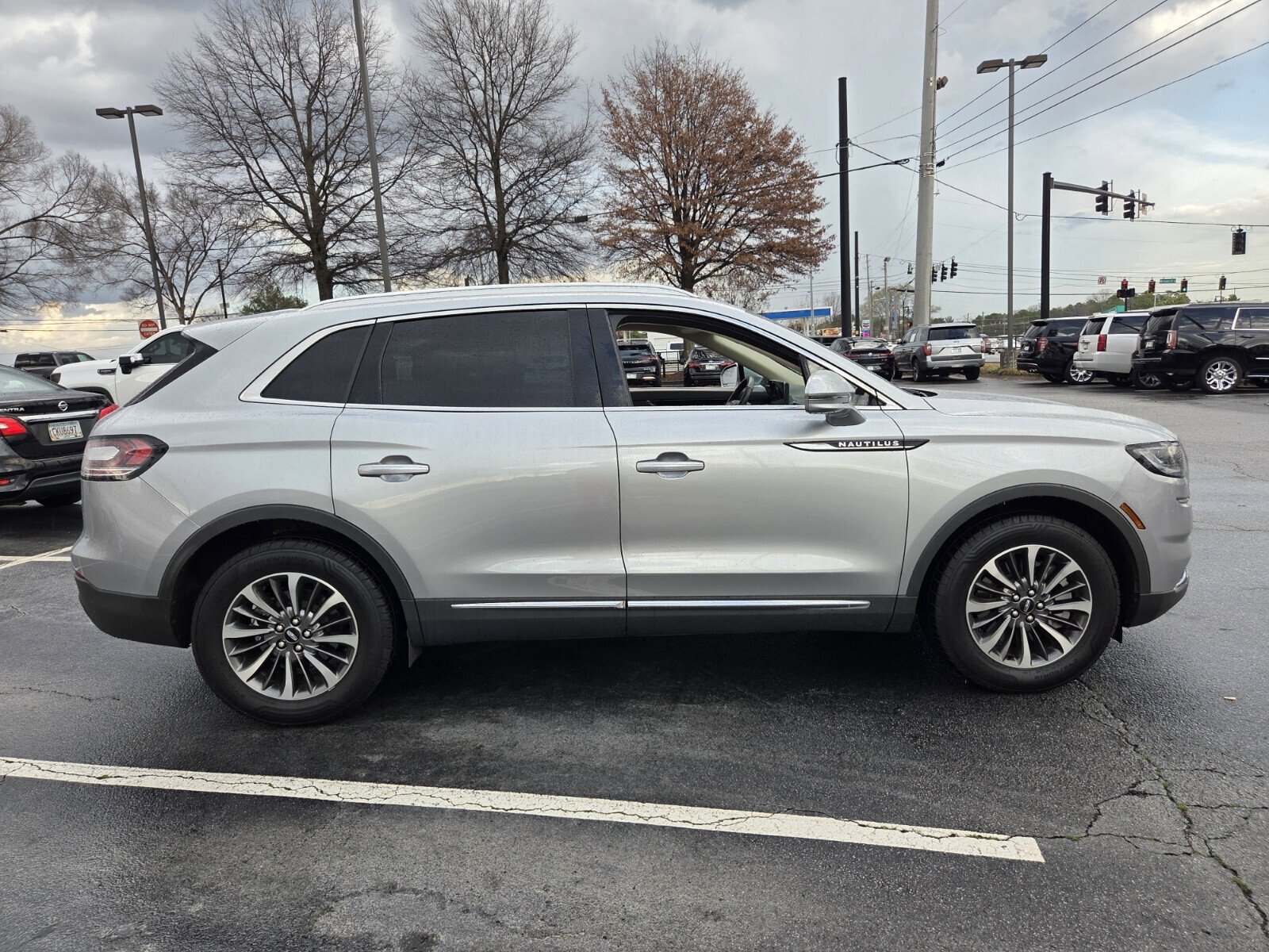 Used 2023 Lincoln Nautilus FWD w/ Premium Package image 4