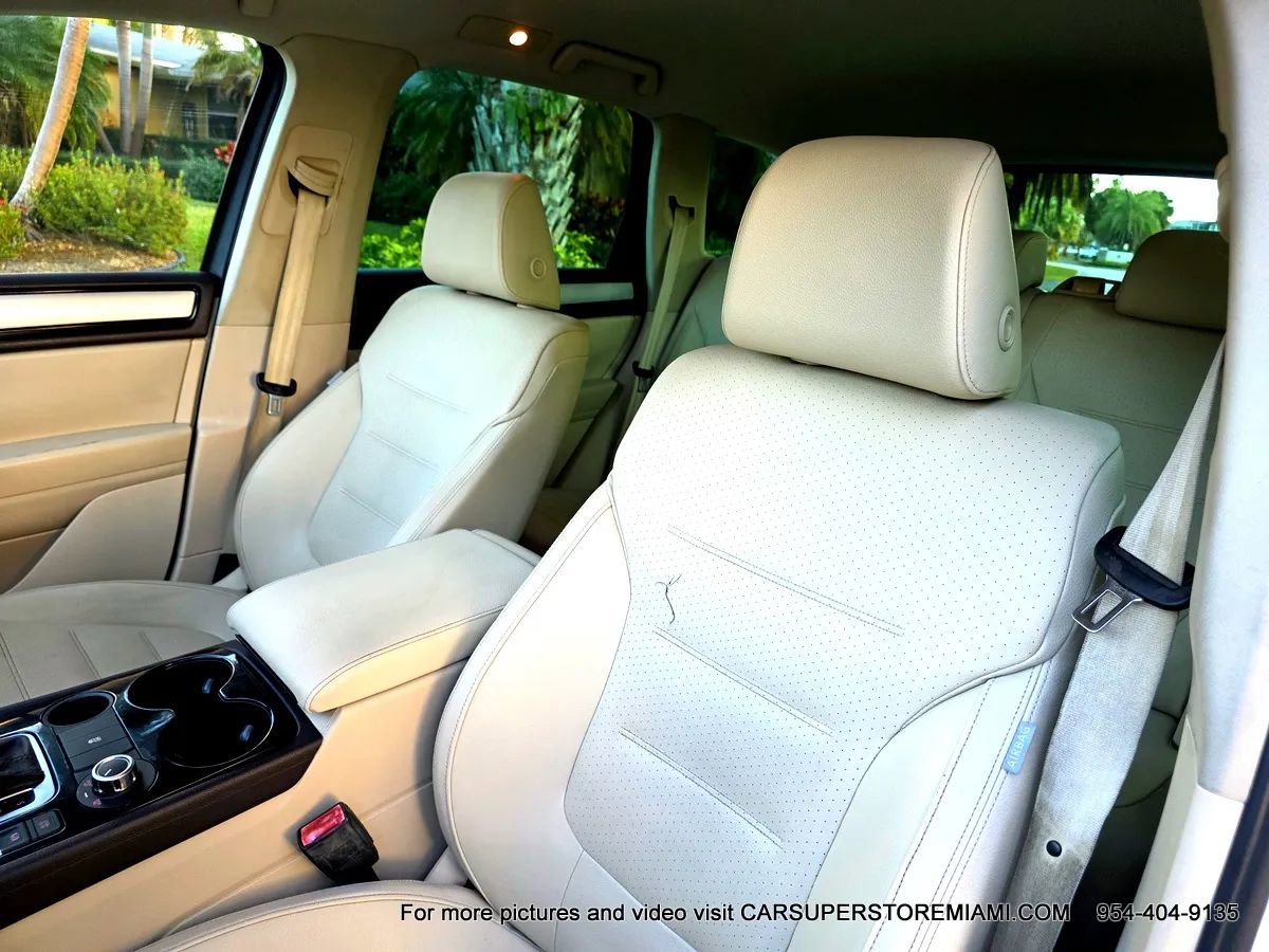 Used 2011 Volkswagen Touareg Sport image 32