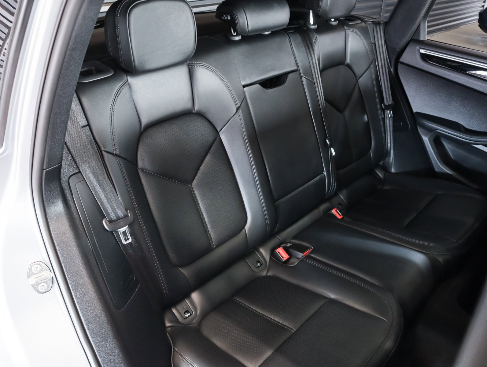 Certified 2022 Porsche Macan AWD/4WD image 6