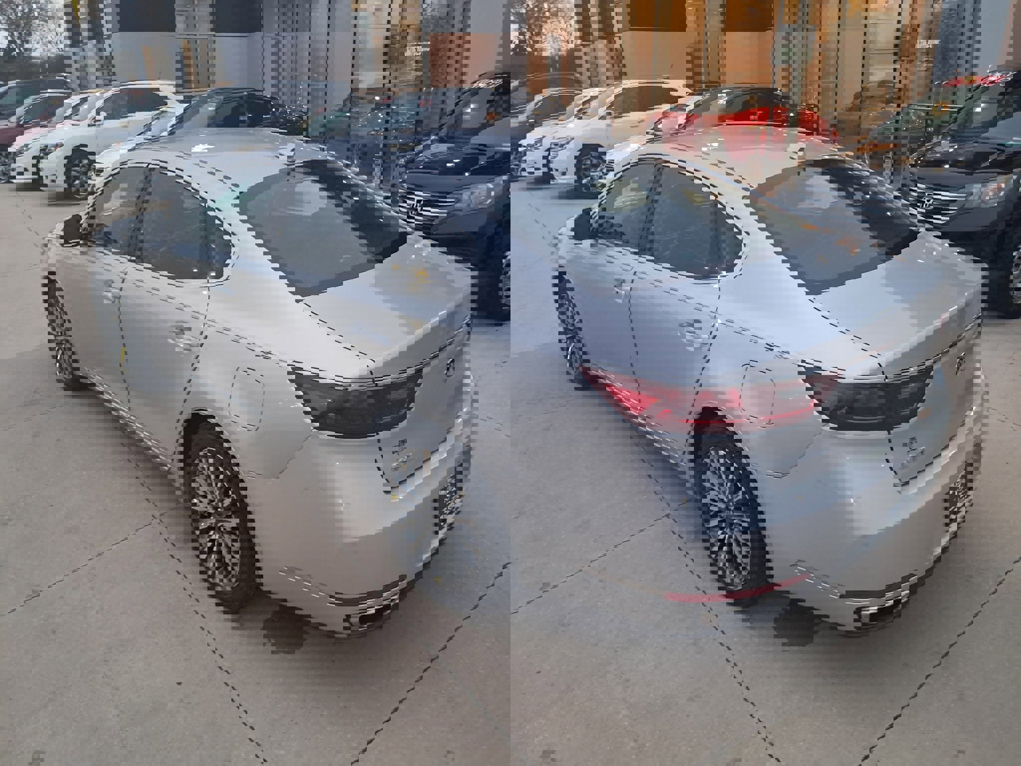 Used 2017 Kia Cadenza Premium image 5