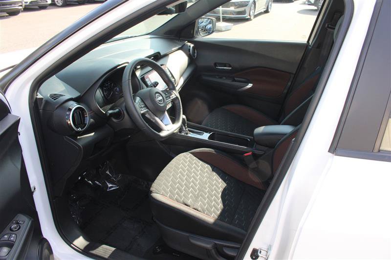 Used 2023 Nissan Kicks SR w/ Interior Electronics Package FWD image 9