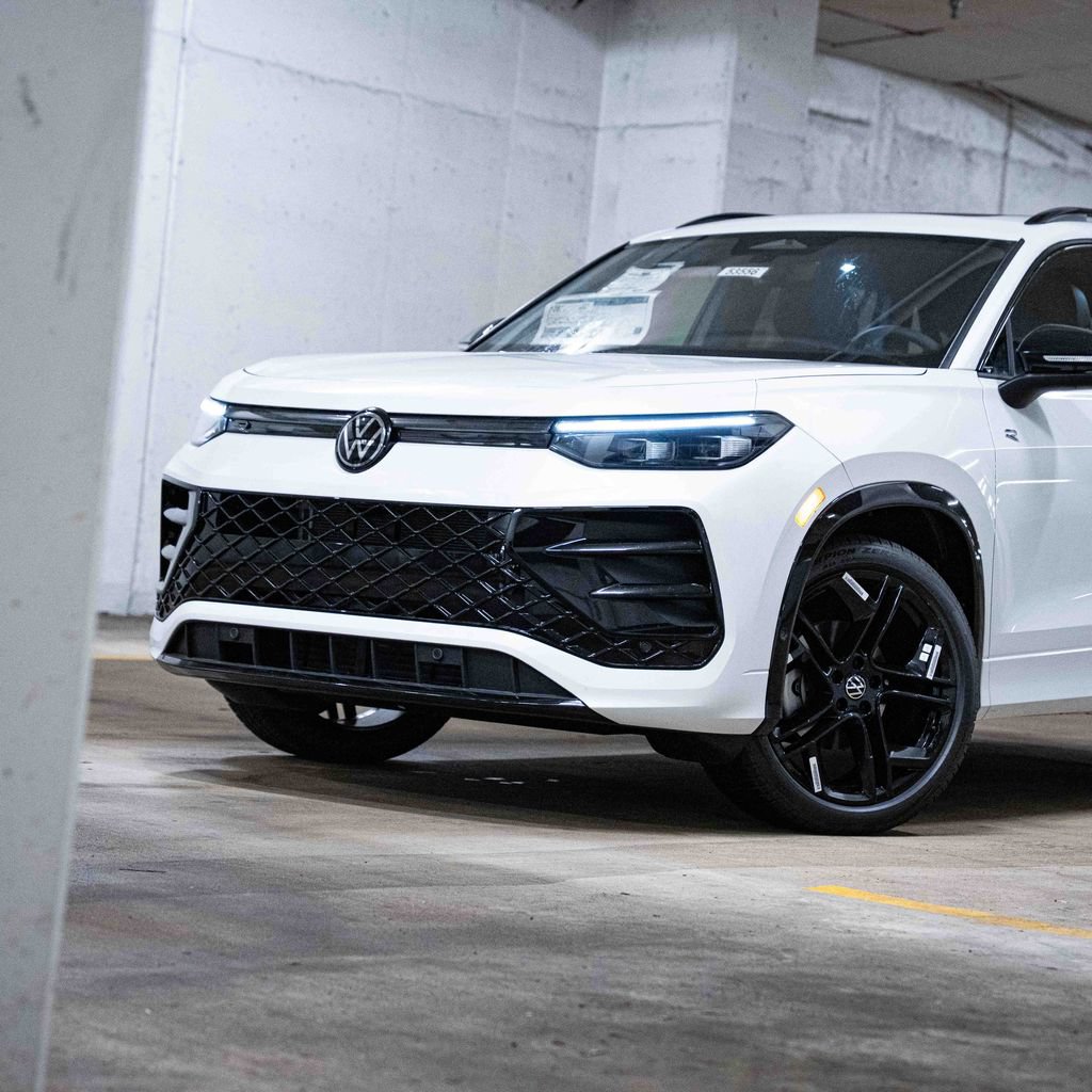 New 2026 Volkswagen Tiguan SE R-Line FWD image 2