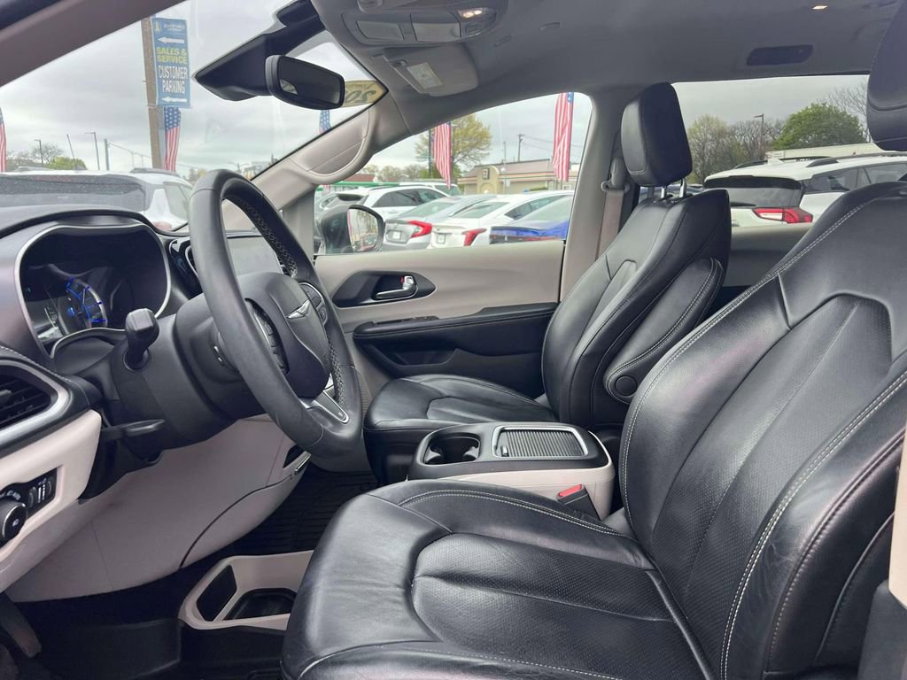 Used 2022 Chrysler Pacifica Touring-L FWD image 17