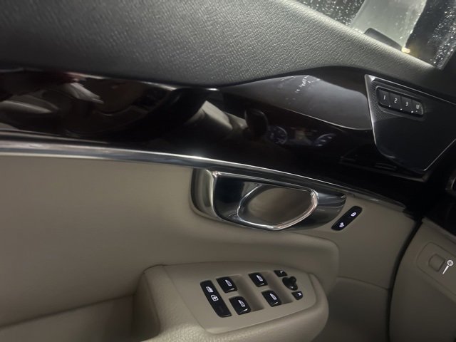 Used 2017 Volvo XC90 T5 Momentum w/ Vision Package image 15