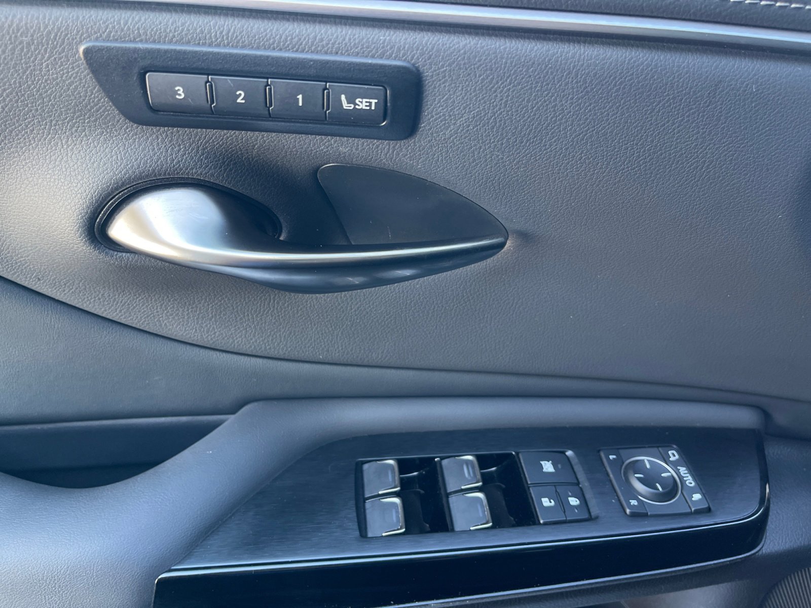 Used 2025 Lexus ES 350 w/ Premium Package image 18