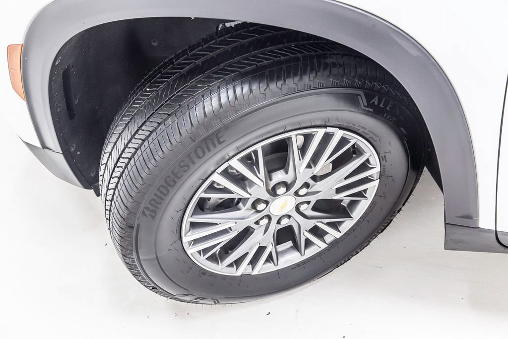 Used 2025 Chevrolet Traverse LT image 12