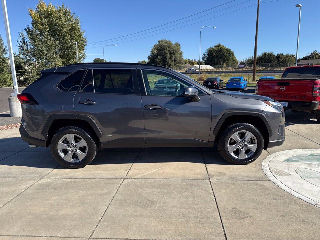 Used 2022 Toyota RAV4 XLE w/ Convenience Package AWD/4WD image 4