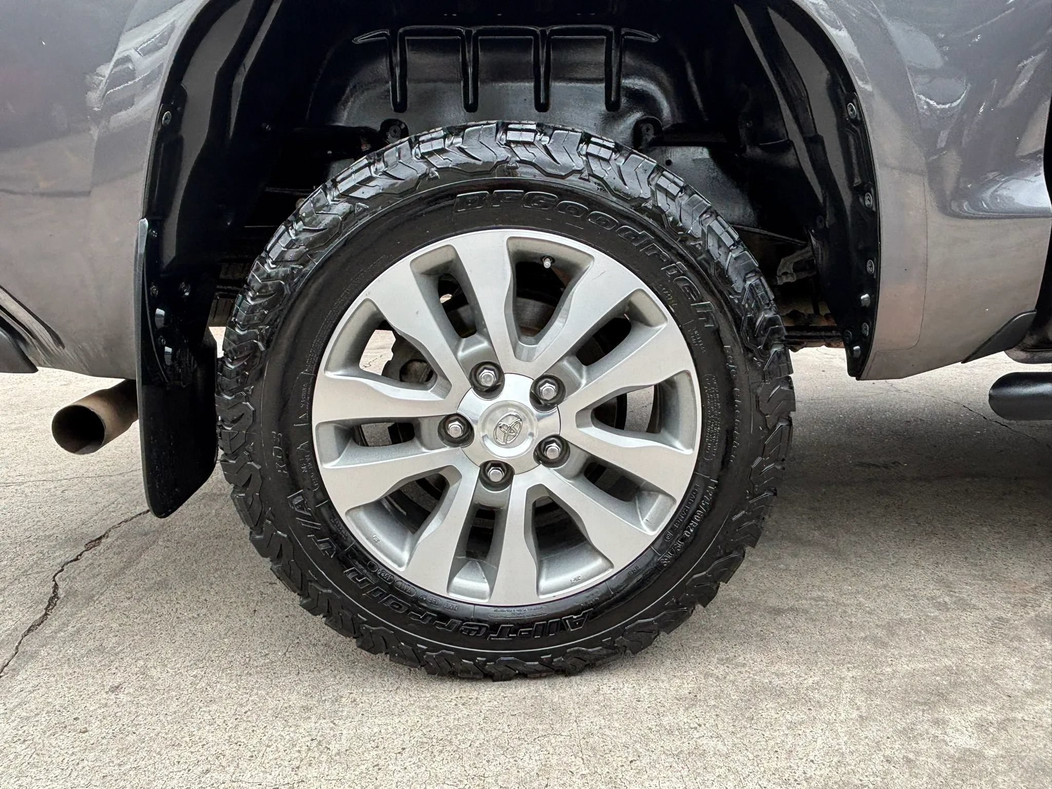 Used 2017 Toyota Tundra Limited w/ Limited Premium Package AWD/4WD image 32