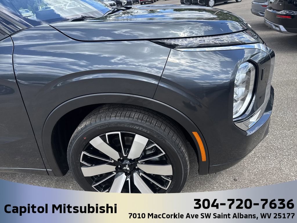 New 2025 Mitsubishi Outlander SEL image 3