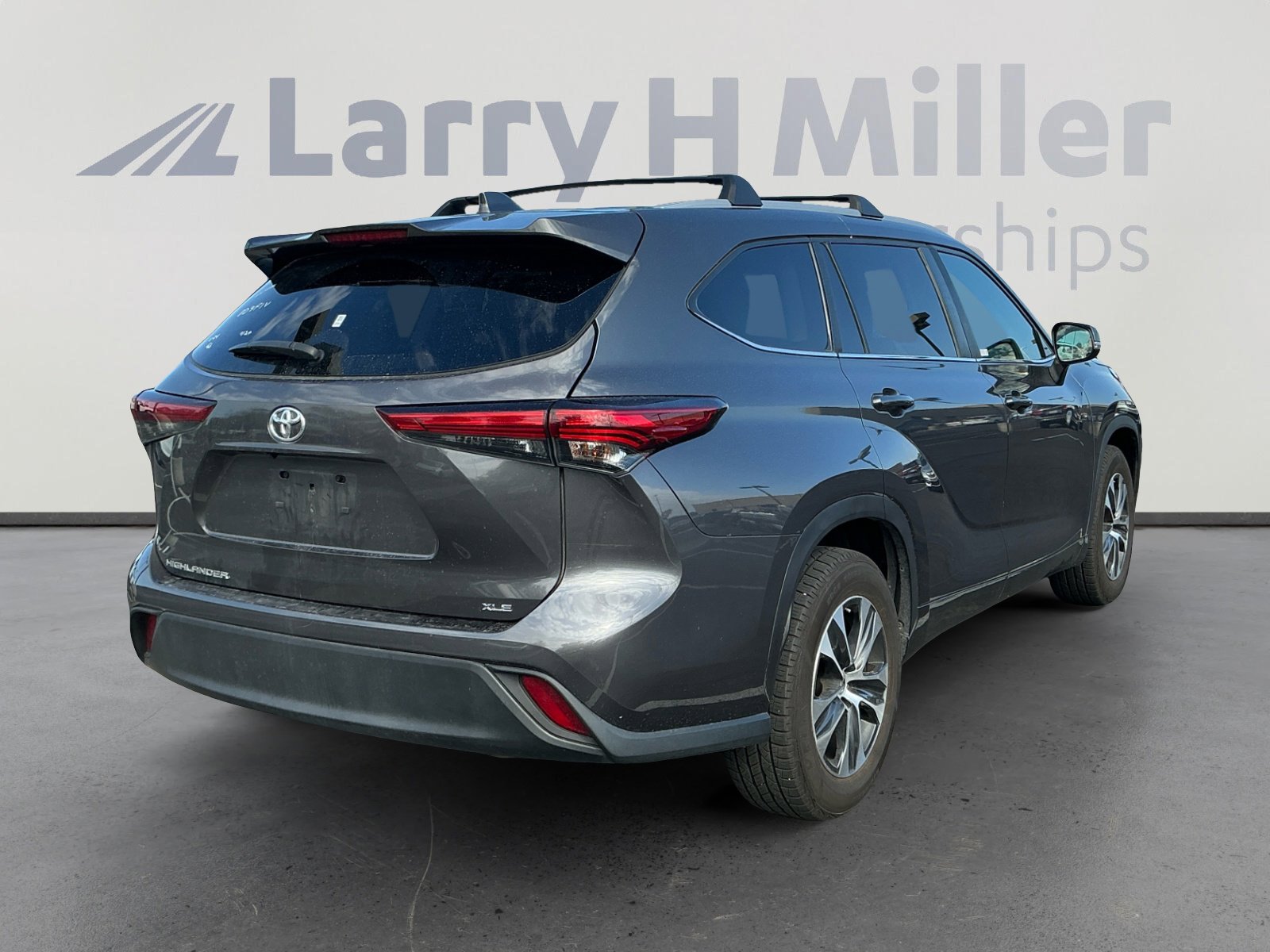 Used 2023 Toyota Highlander XLE image 2