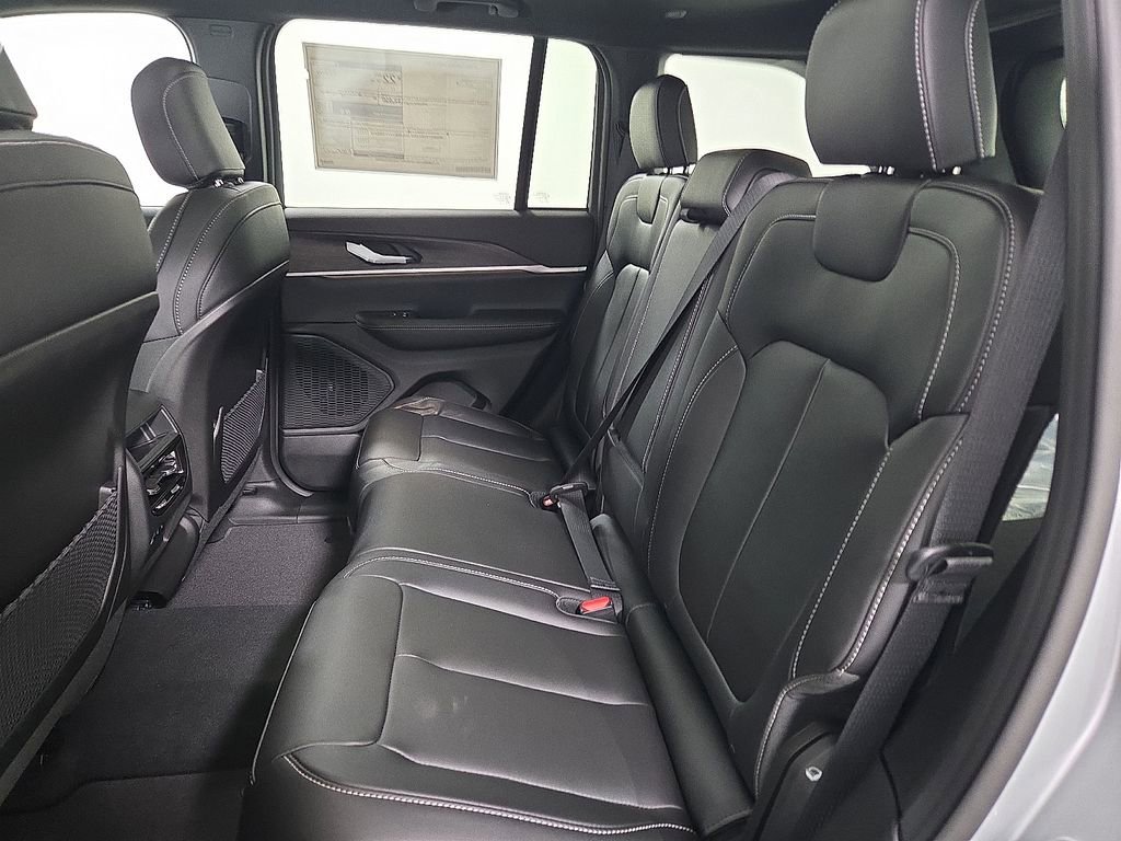 New 2025 Jeep Grand Cherokee Limited w/ Black Appearance Package AWD/4WD image 15