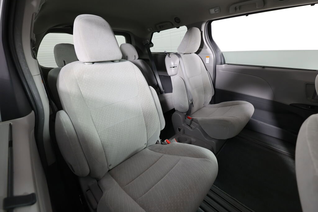 Used 2018 Toyota Sienna LE FWD image 19