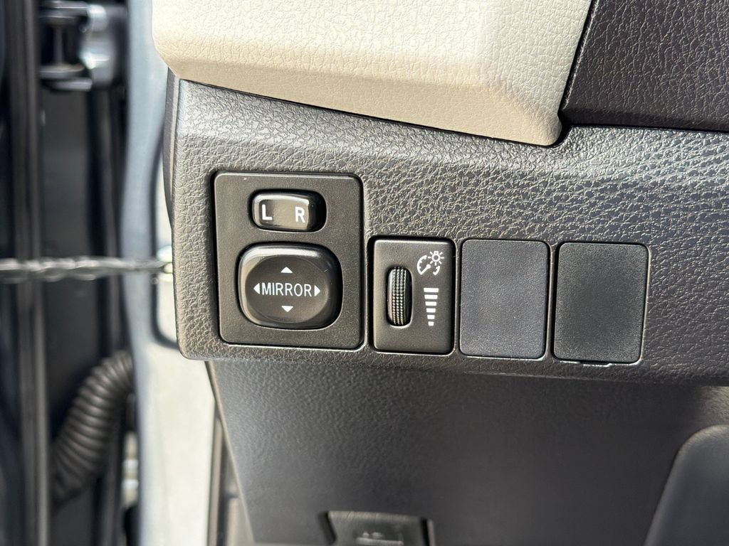 Used 2016 Toyota Corolla LE FWD image 19
