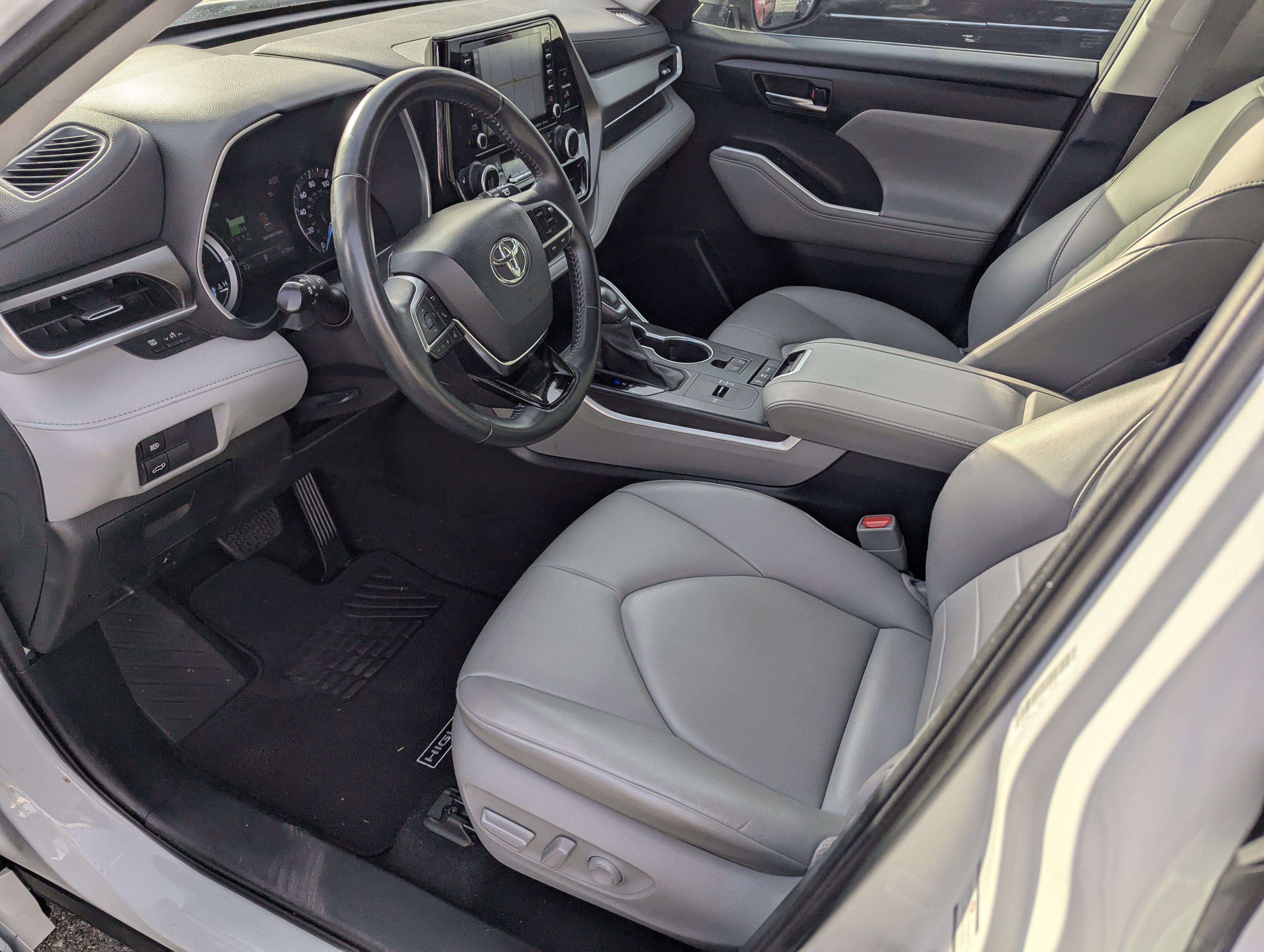 Used 2020 Toyota Highlander XLE image 10