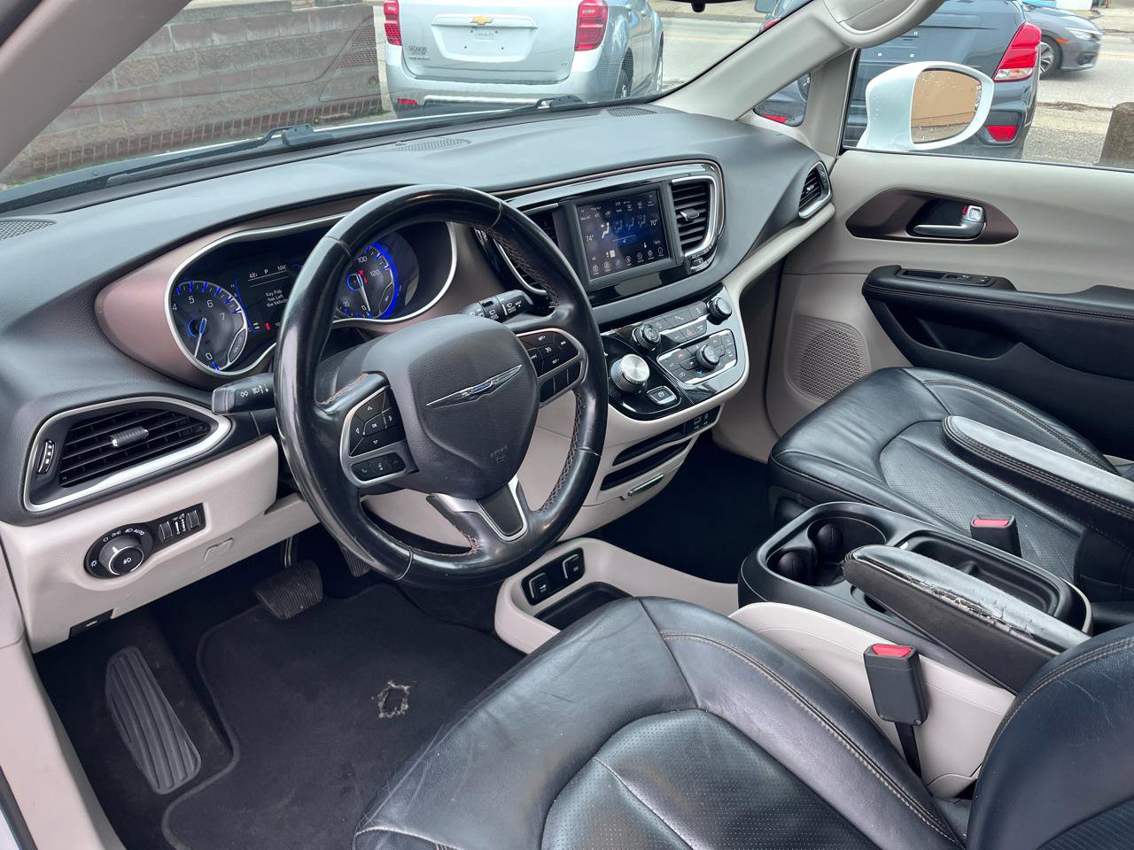 Used 2018 Chrysler Pacifica Touring-L image 28
