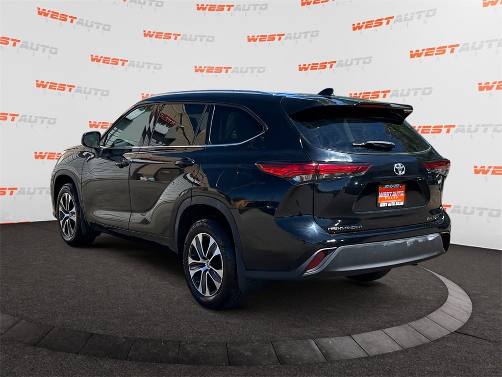 Used 2021 Toyota Highlander XLE image 3