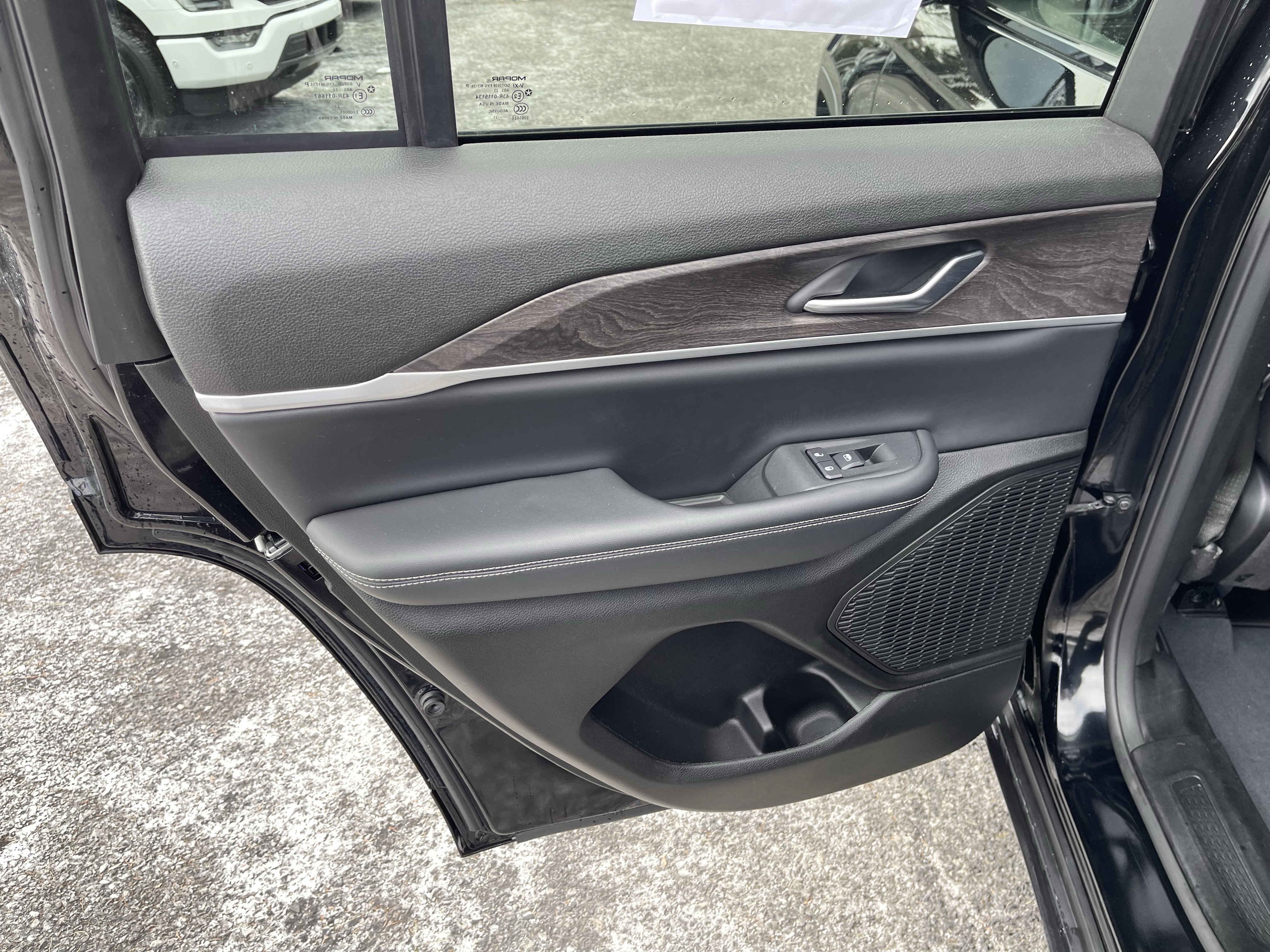 Used 2023 Jeep Grand Cherokee Limited image 15