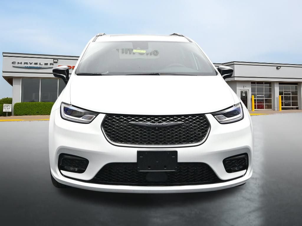 Used 2024 Chrysler Pacifica Limited w/ Uconnect Theater Family Group AWD/4WD image 8
