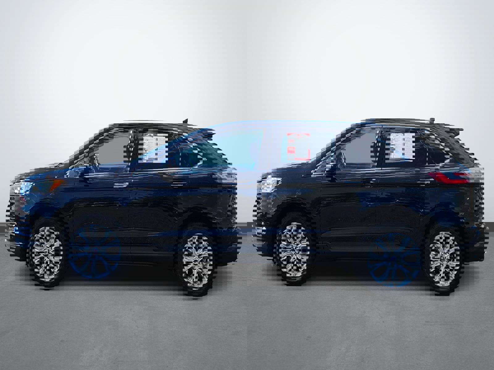 Used 2022 Ford Edge Titanium image 2