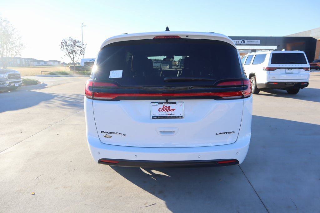New 2026 Chrysler Pacifica Limited w/ Uconnect Theater Family Group image 24