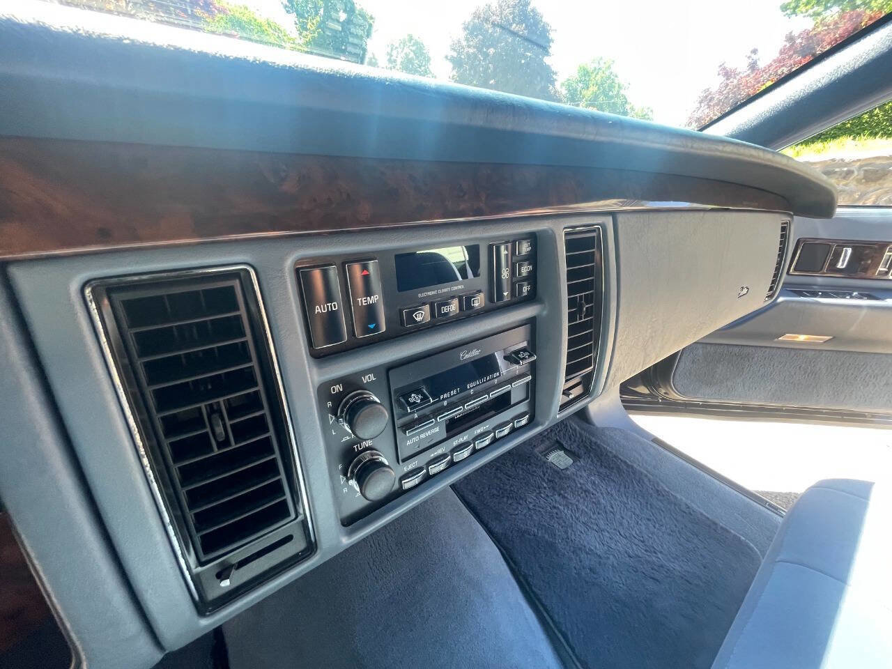 Used 1994 Cadillac Fleetwood Brougham RWD image 23
