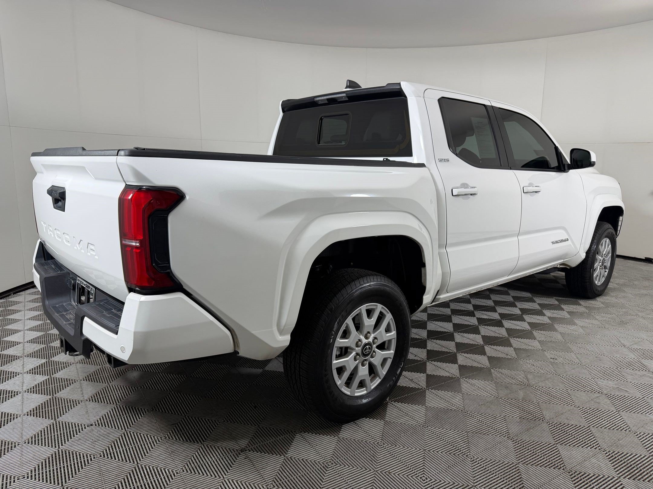 Used 2025 Toyota Tacoma SR5 AWD/4WD image 9