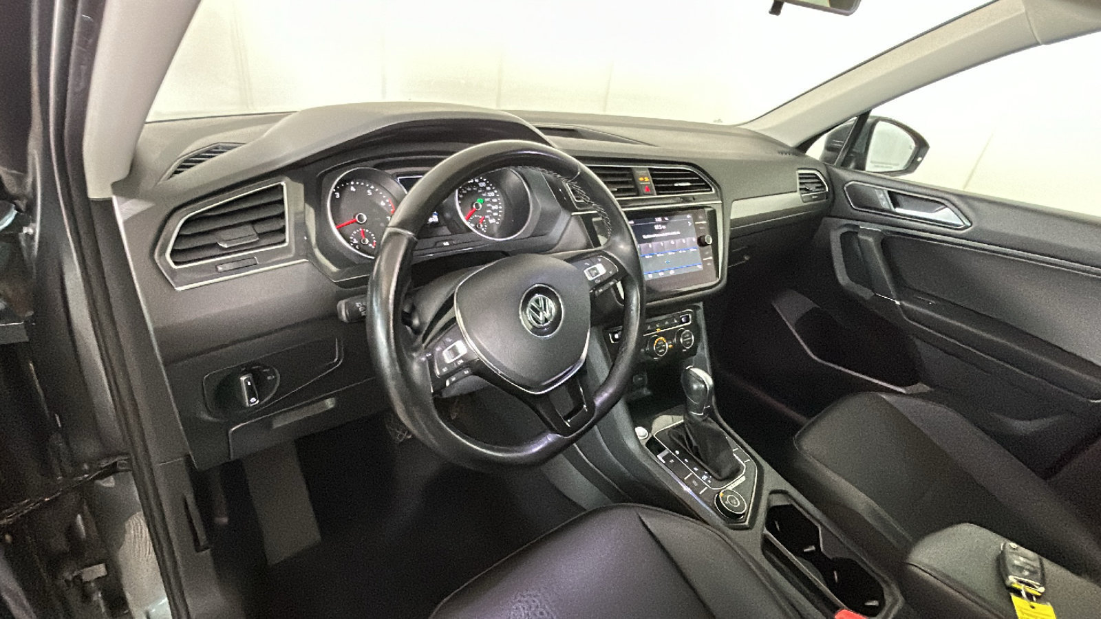 Used 2018 Volkswagen Tiguan SE w/ Panoramic Sunroof Package AWD/4WD image 17