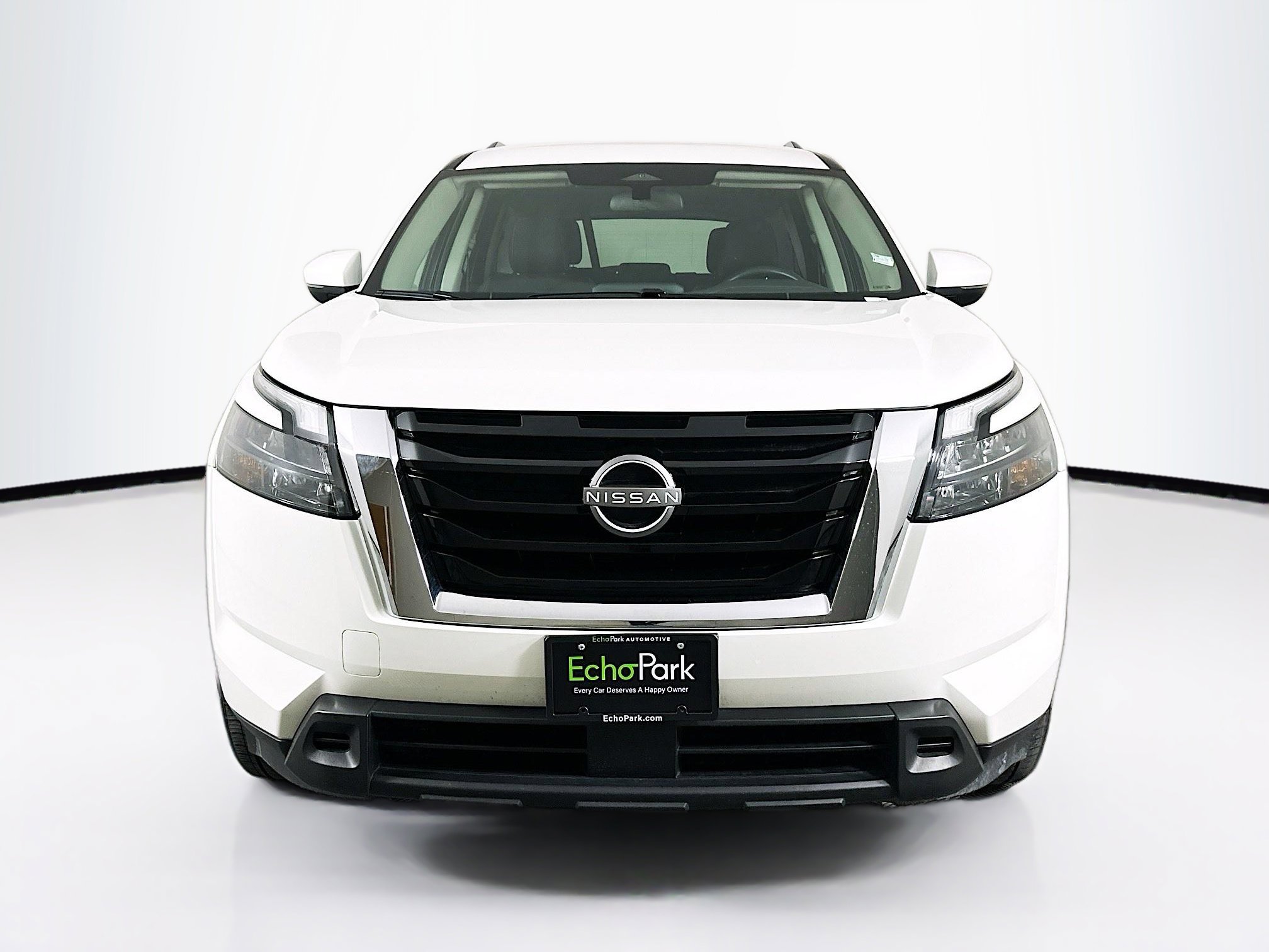Used 2025 Nissan Pathfinder SV image 2