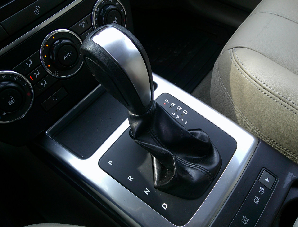 Used 2013 Land Rover LR2 image 29