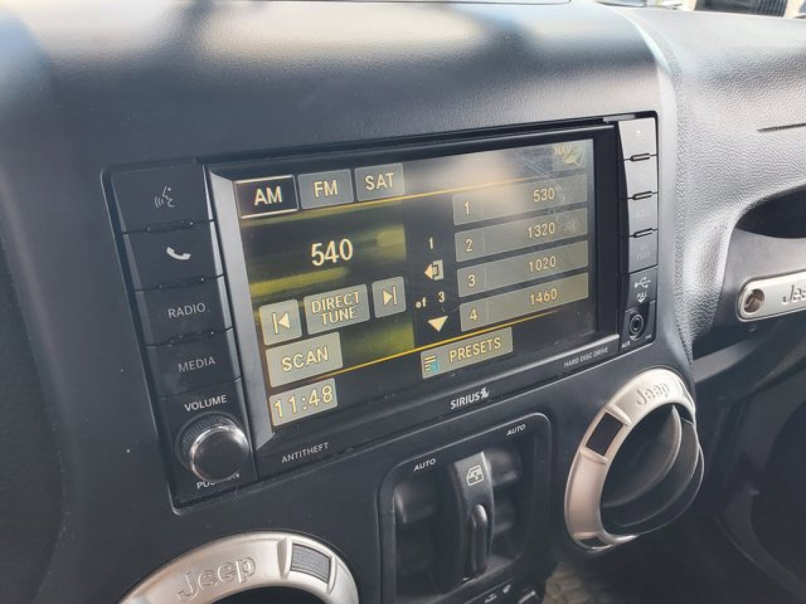 Used 2015 Jeep Wrangler Unlimited Rubicon w/ Connectivity Group image 18