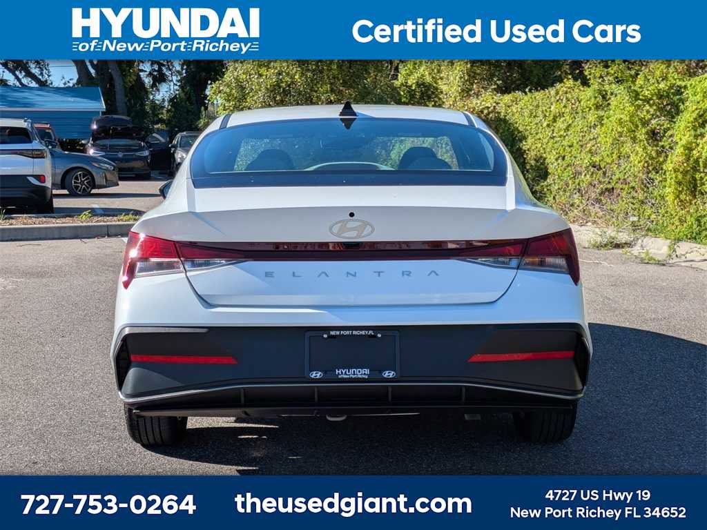 Used 2025 Hyundai Elantra SE image 4