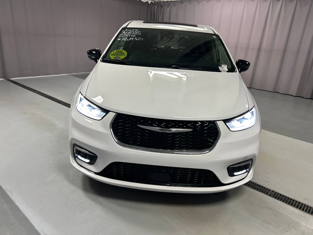 Used 2024 Chrysler Pacifica Limited FWD image 2