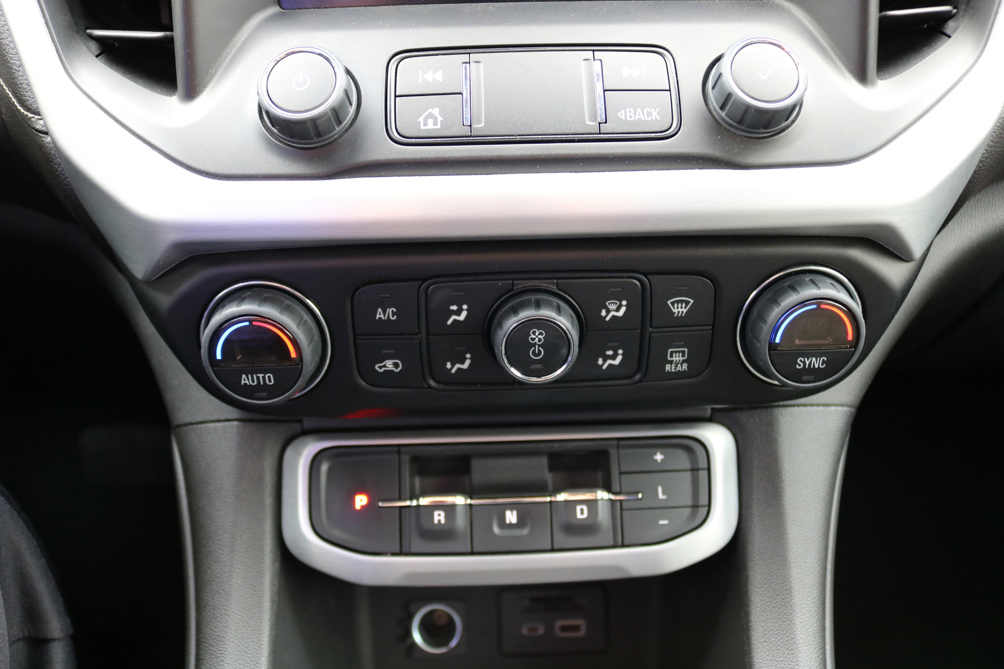 Used 2023 GMC Acadia SLT image 44