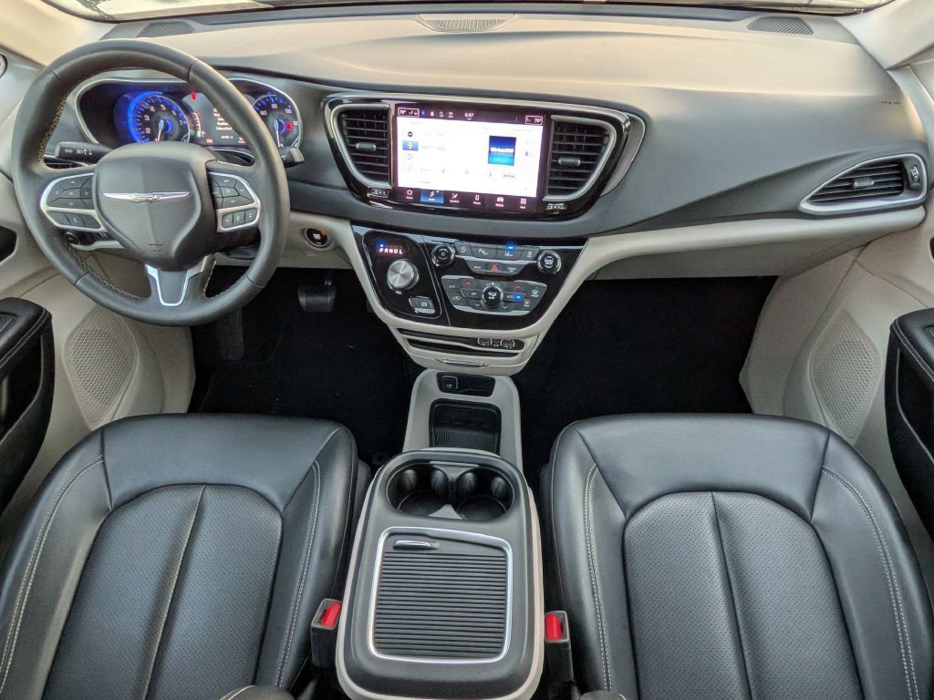 Used 2023 Chrysler Pacifica Touring-L FWD image 16