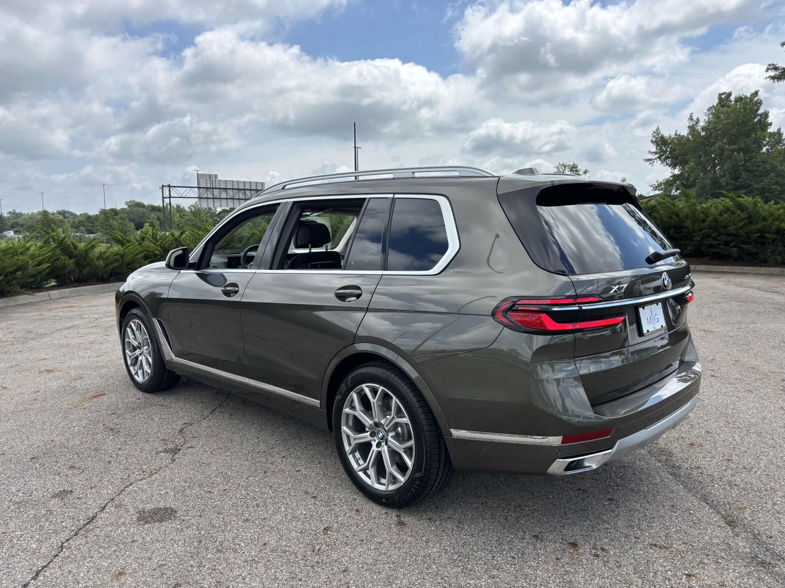 New 2026 BMW X7 xDrive40i w/ Premium Package image 5
