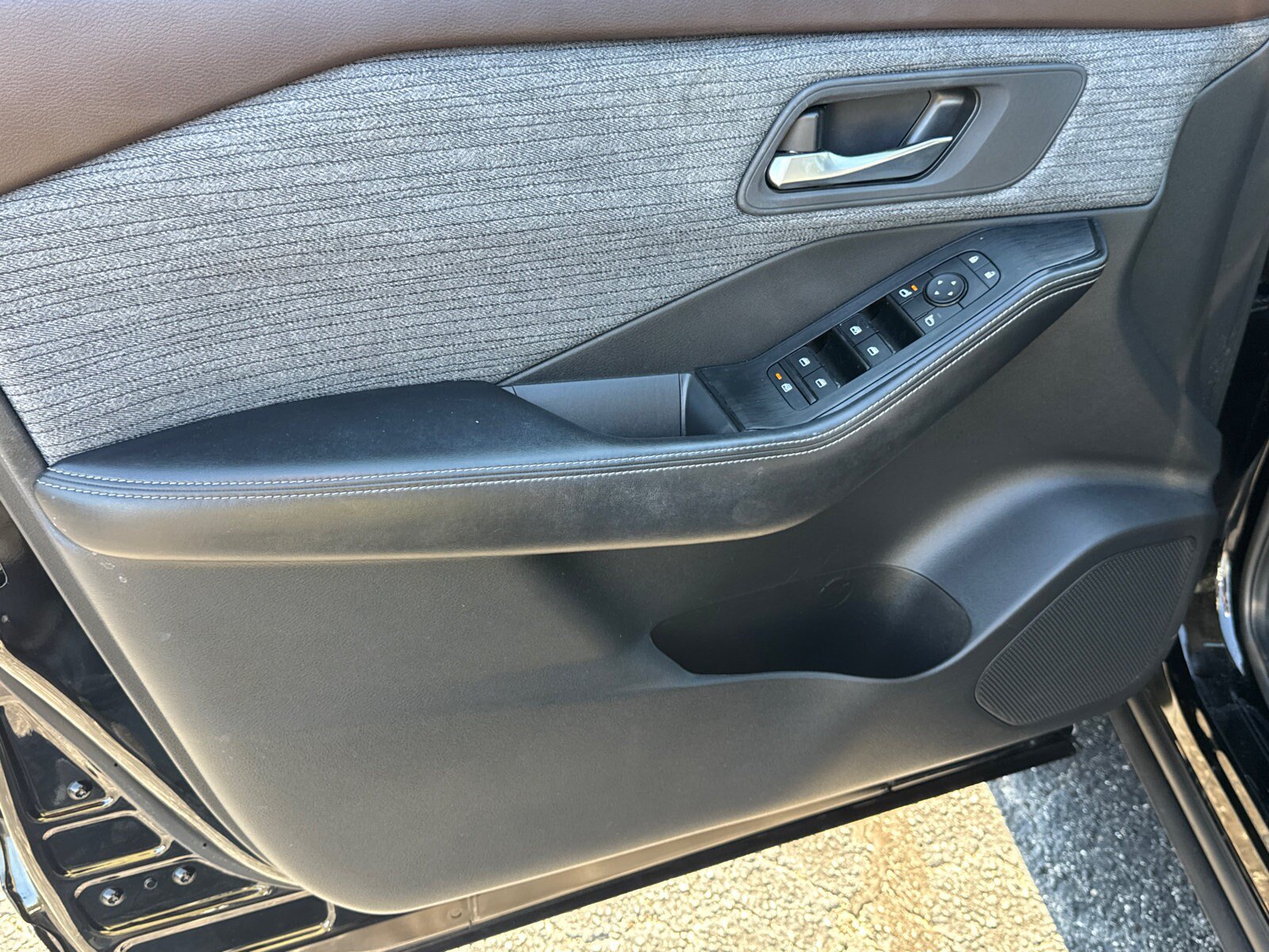 Used 2022 Nissan Rogue SV FWD image 11