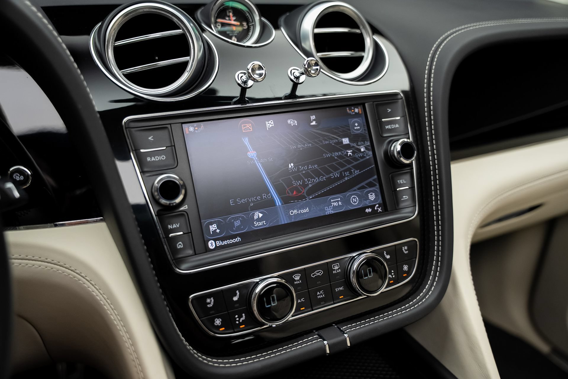 Used 2018 Bentley Bentayga AWD/4WD image 49