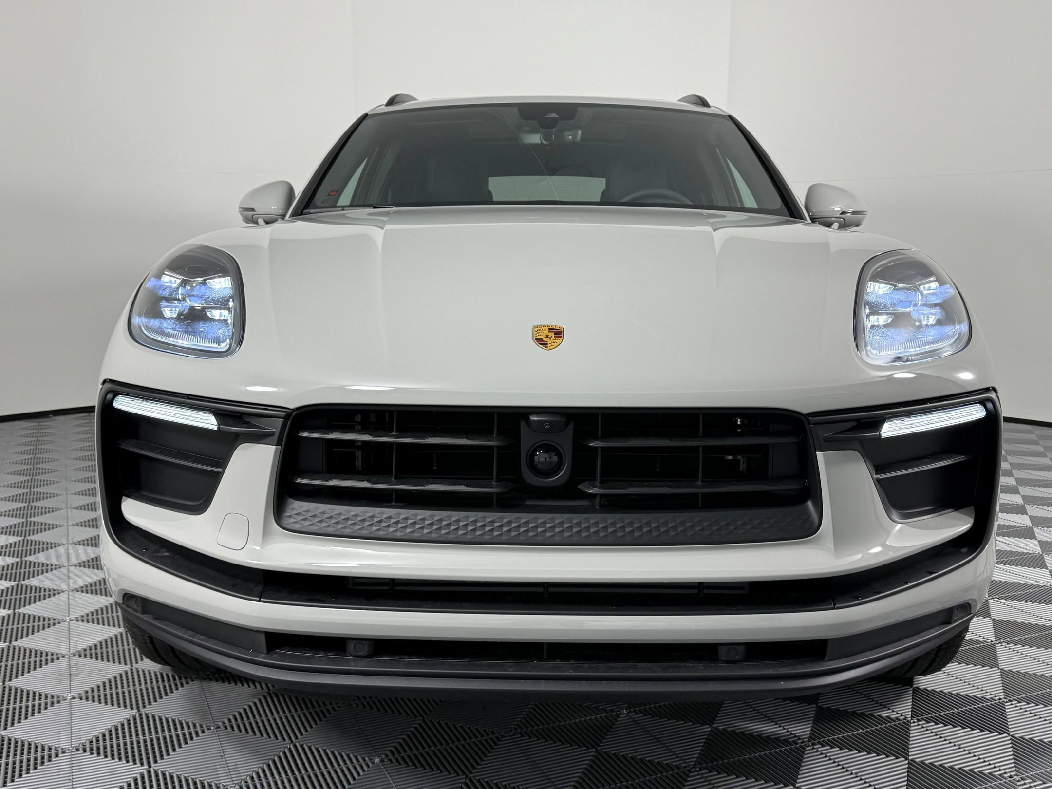 Certified 2026 Porsche Macan AWD/4WD image 6