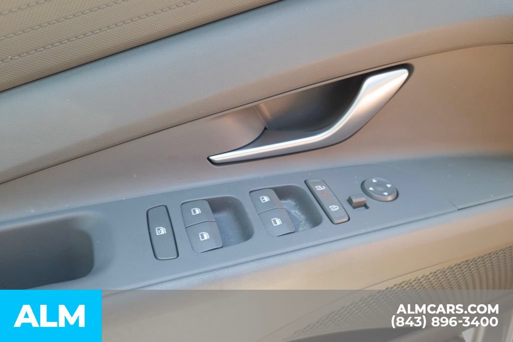 Certified 2025 Hyundai Elantra SE FWD image 17