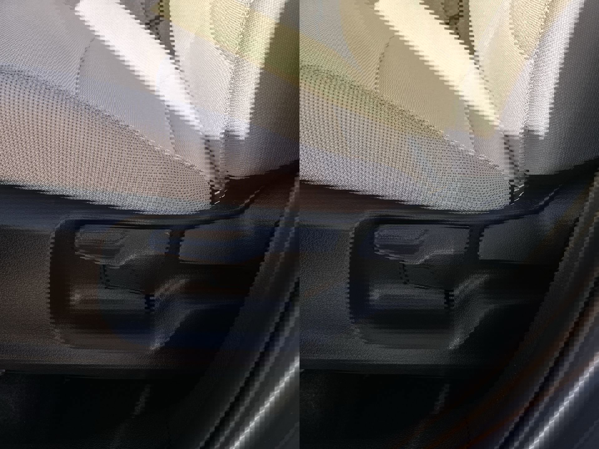 Used 2025 Toyota Corolla Cross L image 14