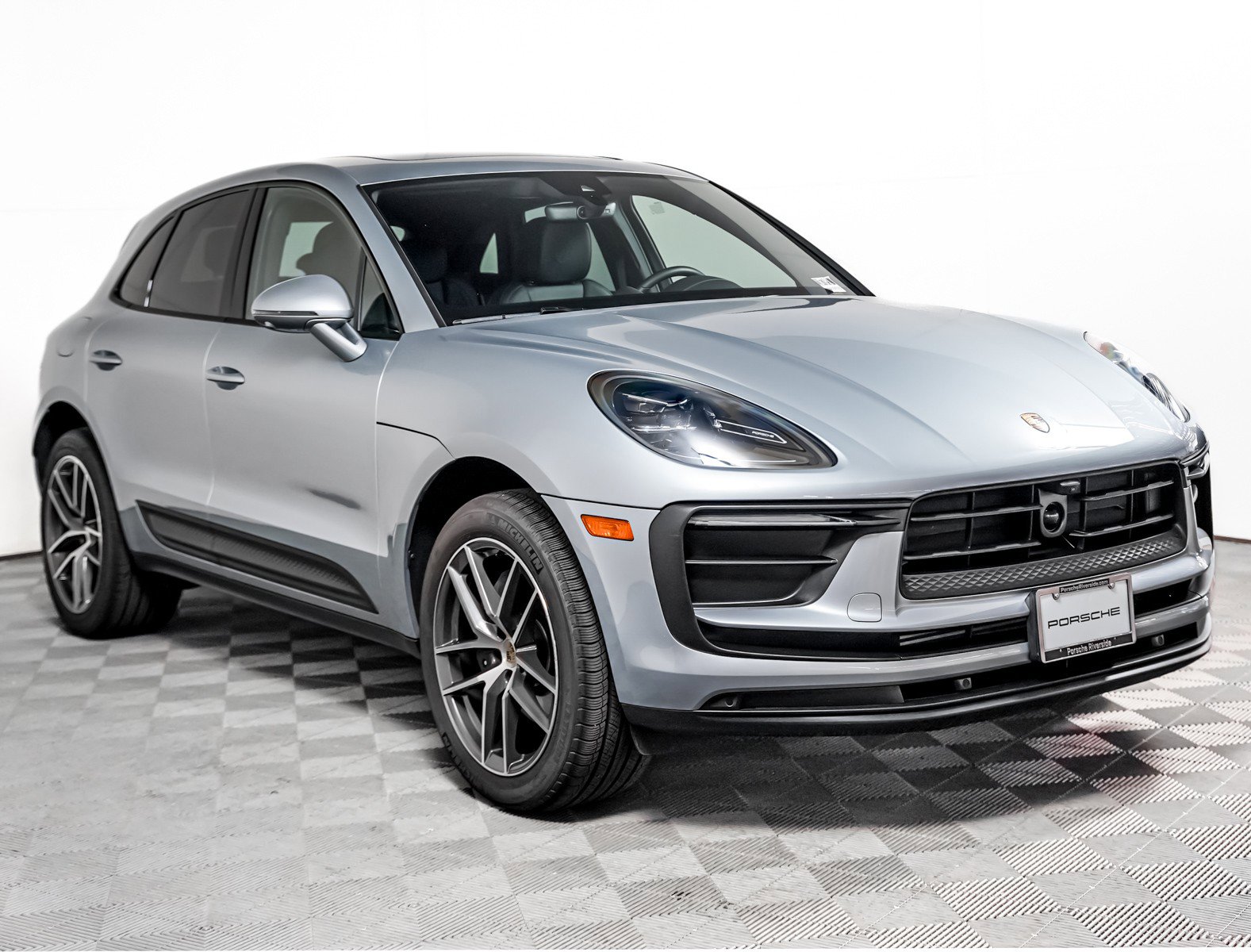 Certified 2026 Porsche Macan AWD/4WD image 8