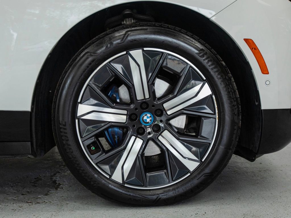 Used 2023 BMW iX xDrive50 w/ Premium Package AWD/4WD image 10