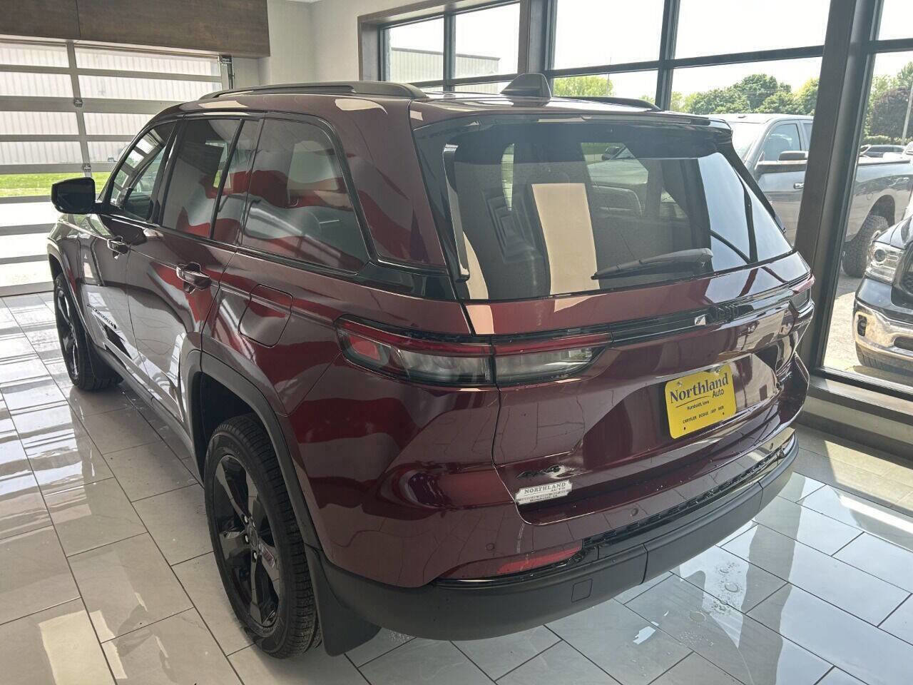 New 2024 Jeep Grand Cherokee Limited w/ Black Appearance Package image 4