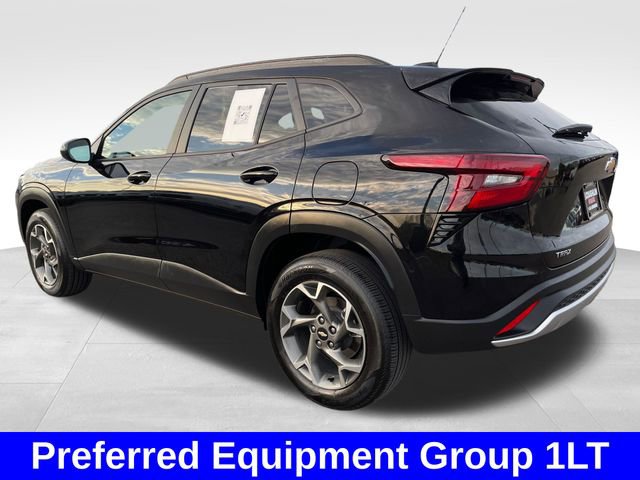 Used 2025 Chevrolet Trax LT w/ LT Convenience Package FWD image 3