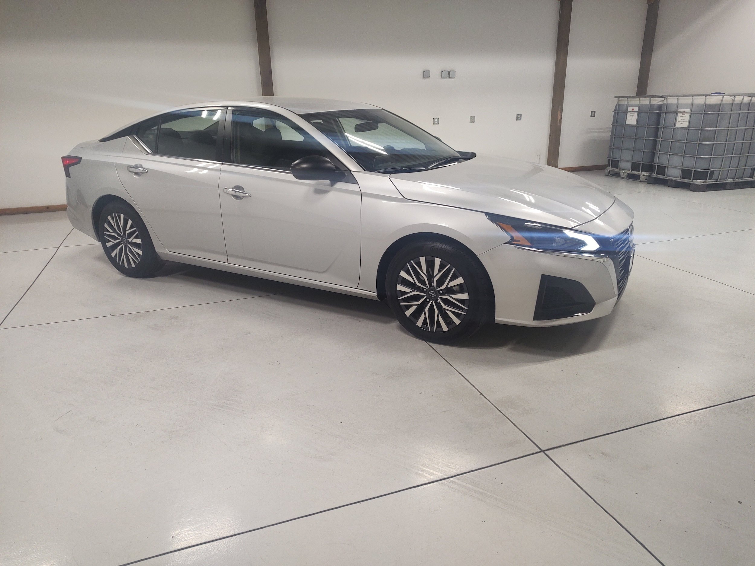 Used 2025 Nissan Altima 2.5 SV FWD image 2