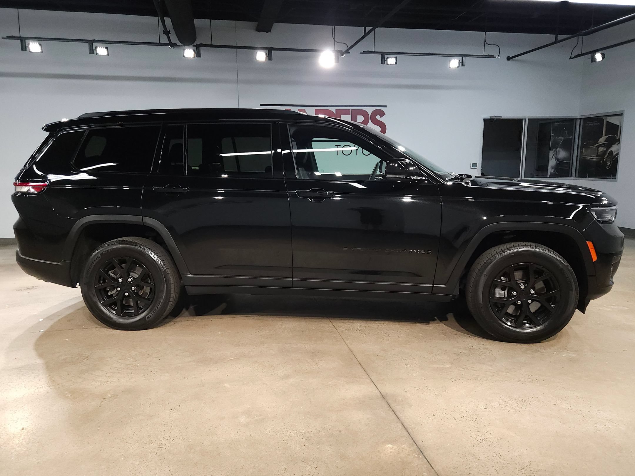 Used 2025 Jeep Grand Cherokee L Laredo RWD image 8